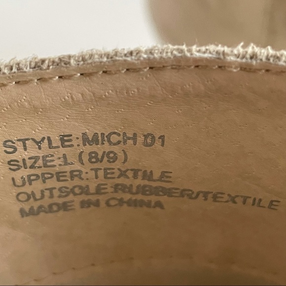 ⚫️🖤◾️”STUNNING” ◾️🖤⚫️ CREAMY BEIGE SUEDE HEELS BY RUE 21 . . . GOLD ACCENTED - Picture 2 of 9